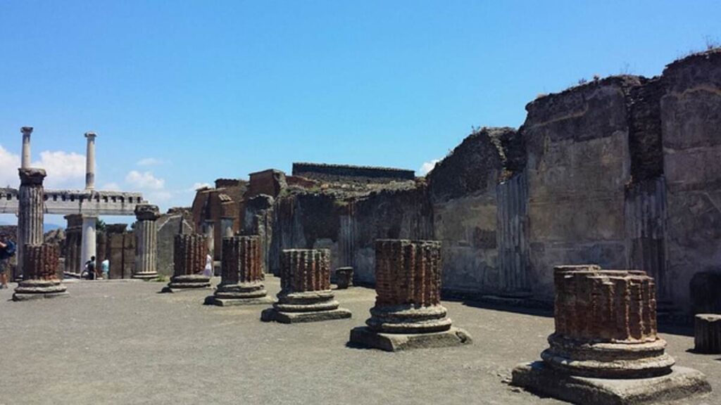 Looking for ways Pompeii Day Trips through Naples